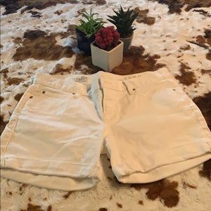 Gap size 27 white shorts.